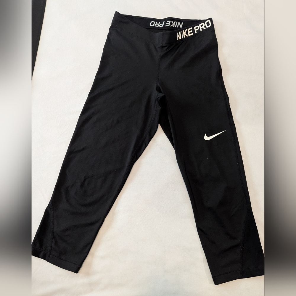 Nike Pro | Black Capri Leggings | Medium